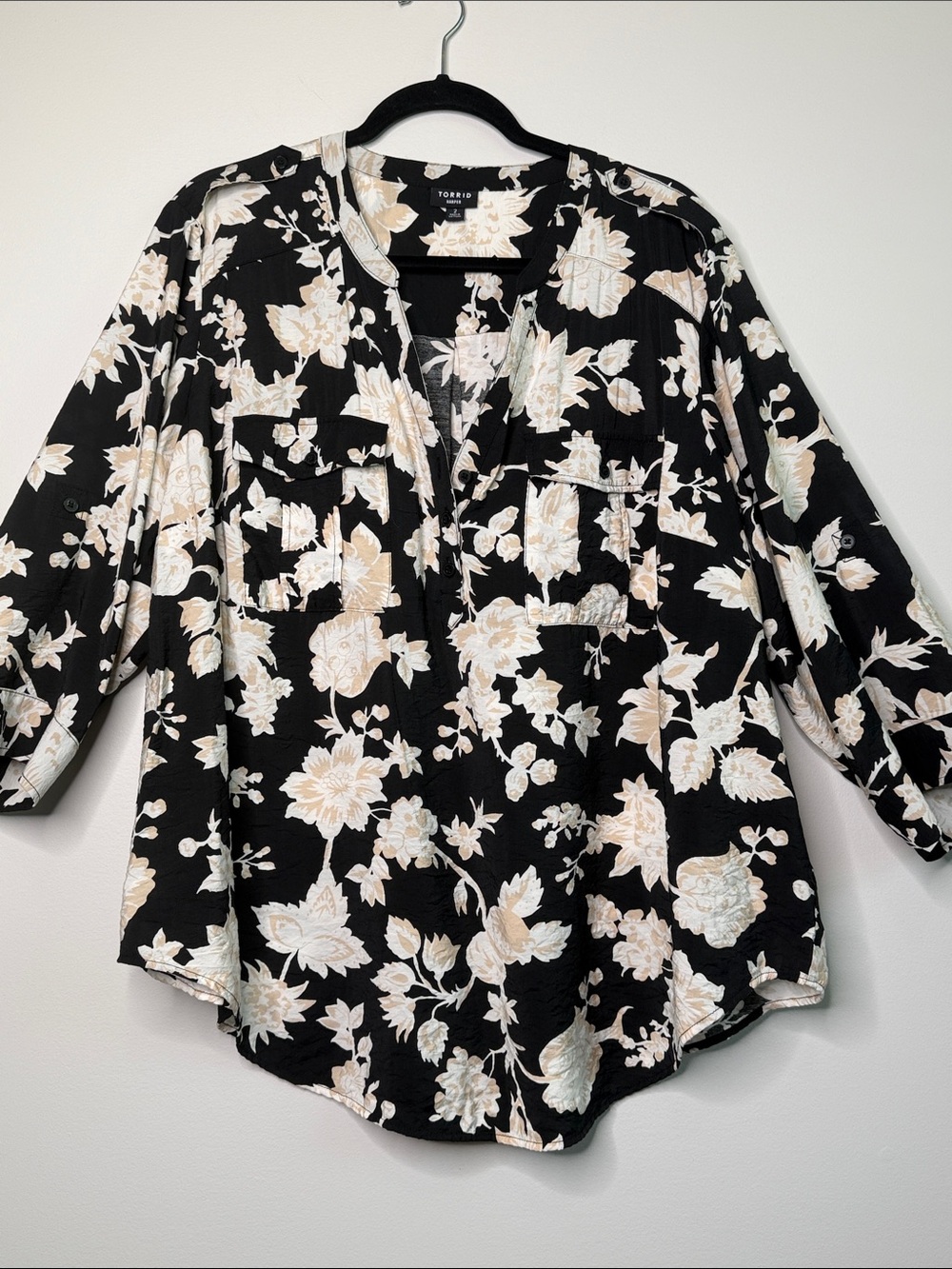 Torrid Harper Black Cream Floral Split-Neck Flowy Tunic Roll-Tab Size 2/2X